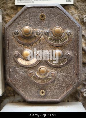 Türglocken und Namensschilder am Wohnhaus in Florenz Italien Stockfoto