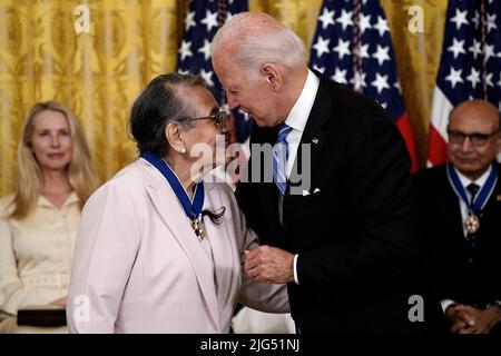 US-Präsident Joe Biden verleiht Diane Nash, einem Gründungsmitglied des gewaltfreien Koordinierungskomitees der Studenten, die einige der wichtigsten Bürgerrechtskampagnen des 20.. Jahrhunderts organisierte, die Presidential Medal of Freedom. Und 16 weitere Empfänger im Ostsaal des Weißen Hauses in Washington, DC, am Donnerstag, dem 7. Juli 2022. Foto von Ken Cedeno/Pool/ABACAPRESS.COM Stockfoto