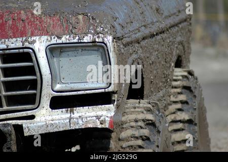 Menschen mit 4 Wheelers und Lastwagen auf Sonntagsausflug in den Schlamm für Spaß und Show von Kraft und Geschwindigkeit Nord FL Stockfoto