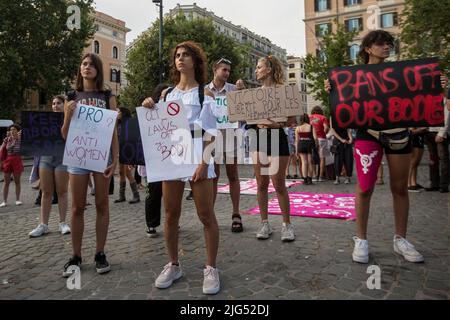 Rom, Italien. 07.. Juli 2022. Für Abtreibung hielten Feministinnen, LGBTQUI+ , Aktivisten und Mitglieder der Öffentlichkeit auf der Piazza Dell’Esquilino in Rom eine Demo ab, um gegen das Urteil des Obersten Gerichtshofs der USA zu protestieren, das am 24. Juni Roe gegen Wade niederschlug, das das Recht garantierte, eine Schwangerschaft / ein Recht auf Abtreibung zu beenden. Stockfoto