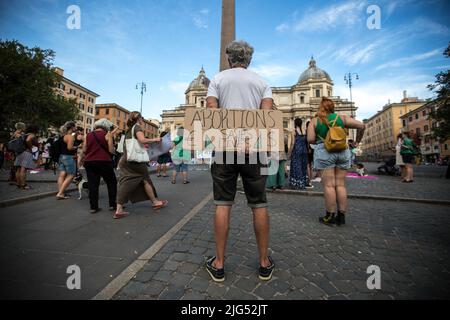 Rom, Italien. 07.. Juli 2022. Für Abtreibung hielten Feministinnen, LGBTQUI+ , Aktivisten und Mitglieder der Öffentlichkeit auf der Piazza Dell’Esquilino in Rom eine Demo ab, um gegen das Urteil des Obersten Gerichtshofs der USA zu protestieren, das am 24. Juni Roe gegen Wade niederschlug, das das Recht garantierte, eine Schwangerschaft / ein Recht auf Abtreibung zu beenden. Stockfoto