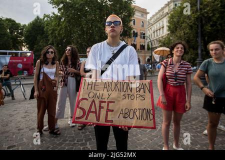 Rom, Italien. 07.. Juli 2022. Für Abtreibung hielten Feministinnen, LGBTQUI+ , Aktivisten und Mitglieder der Öffentlichkeit auf der Piazza Dell’Esquilino in Rom eine Demo ab, um gegen das Urteil des Obersten Gerichtshofs der USA zu protestieren, das am 24. Juni Roe gegen Wade niederschlug, das das Recht garantierte, eine Schwangerschaft / ein Recht auf Abtreibung zu beenden. Stockfoto