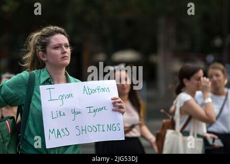 Rom, Italien. 07.. Juli 2022. Für Abtreibung hielten Feministinnen, LGBTQUI+ , Aktivisten und Mitglieder der Öffentlichkeit auf der Piazza Dell’Esquilino in Rom eine Demo ab, um gegen das Urteil des Obersten Gerichtshofs der USA zu protestieren, das am 24. Juni Roe gegen Wade niederschlug, das das Recht garantierte, eine Schwangerschaft / ein Recht auf Abtreibung zu beenden. Stockfoto