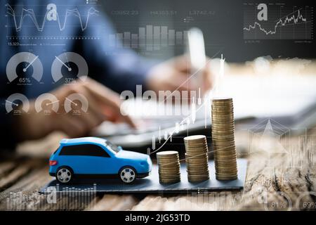 Blue Toy Car Vor Geschäftsleuten, Die Darlehen Berechnen Stockfoto