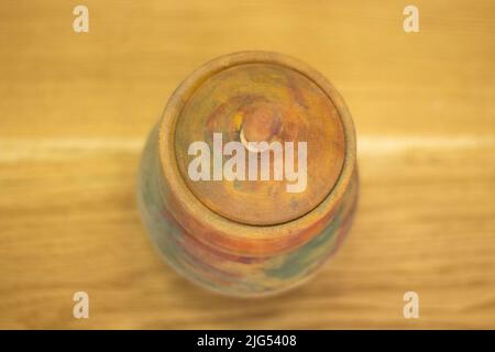 Holzschatulle. Gewürzglas. Holzbehälter. Stockfoto