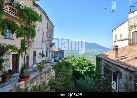 Panoramablick auf die Landschaft von Guardia Sanframondi, einem Dorf in der Provinz Benevento, Italien. Stockfoto