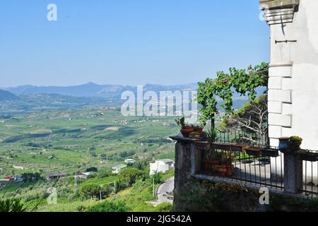 Panoramablick auf die Landschaft von Guardia Sanframondi, einem Dorf in der Provinz Benevento, Italien. Stockfoto