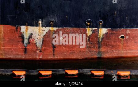 Rost- und Peeling-Farbe auf altem Schiff Stockfoto