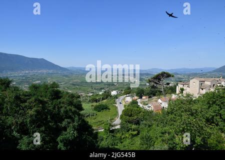 Panoramablick auf die Landschaft von Guardia Sanframondi, einem Dorf in der Provinz Benevento, Italien. Stockfoto