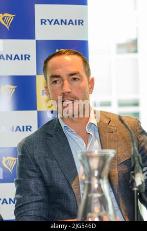 Belfast, Nordirland, Großbritannien. 7.. Juli 2022 - Jason McGuinness, Commercial Director bei Ryanair, gibt bekannt, dass Ryanair mit der Einführung von 12 Strecken und zwei Flugzeugen mit Sitz in Belfast wieder zum internationalen Flughafen Belfast zurückkehren wird. Stockfoto