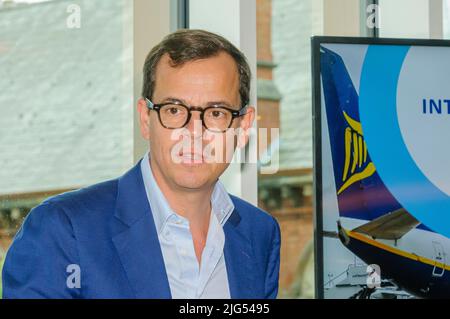 Belfast, Nordirland, Großbritannien. 7.. Juli 2022 - Emmanuel Menanteau, Chairman Vinci Airports und Belfast International Airport, gibt die Rückkehr von Ryanair mit der Einführung von 12 Strecken und zwei Flugzeugen mit Sitz in Belfast bekannt. Stockfoto