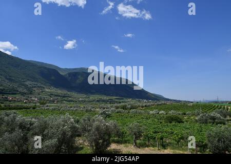 Panoramablick auf die Landschaft von Guardia Sanframondi, einem Dorf in der Provinz Benevento, Italien. Stockfoto