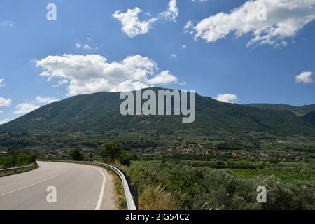 Panoramablick auf die Landschaft von Guardia Sanframondi, einem Dorf in der Provinz Benevento, Italien. Stockfoto