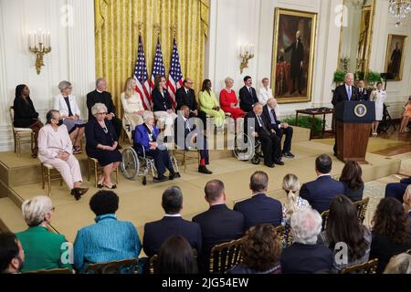 Präsident Joe Biden spricht während einer Zeremonie, bei der er am 7. Juli 2022 in Washington, DC, im East Room des Weißen Hauses die Presidential Medal of Freedom an siebzehn Empfänger vergeben wird. Zu den diesjährigen Preisträgern gehören Simone Biles, Schwester Simone Campbell, Julieta García, Gabrielle Giffords, Fred Grey Steve Jobs, Vater Alexander Karloutsos, Khizr Khan, Sandra Lindsay, John McCain, Diane Nash, Megan Rapinoe, Alan Simpson, Richard Trumka, Wilma Vaught, Denzel Washington, Raúl Yzaguirre(Foto von Oliver Contreras/SIPA USA) Stockfoto