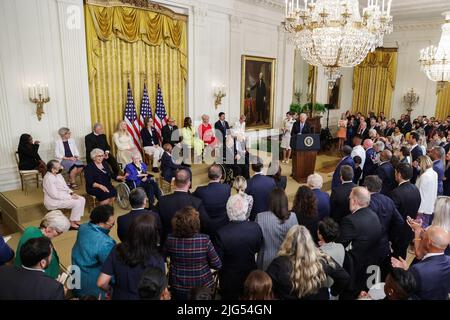 Präsident Joe Biden spricht während einer Zeremonie, bei der er am 7. Juli 2022 in Washington, DC, im East Room des Weißen Hauses die Presidential Medal of Freedom an siebzehn Empfänger vergeben wird. Zu den diesjährigen Preisträgern gehören Simone Biles, Schwester Simone Campbell, Julieta García, Gabrielle Giffords, Fred Grey Steve Jobs, Vater Alexander Karloutsos, Khizr Khan, Sandra Lindsay, John McCain, Diane Nash, Megan Rapinoe, Alan Simpson, Richard Trumka, Wilma Vaught, Denzel Washington, Raúl Yzaguirre(Foto von Oliver Contreras/SIPA USA) Stockfoto