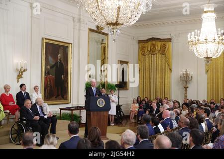 Präsident Joe Biden spricht während einer Zeremonie, bei der er am 7. Juli 2022 in Washington, DC, im East Room des Weißen Hauses die Presidential Medal of Freedom an siebzehn Empfänger vergeben wird. Zu den diesjährigen Preisträgern gehören Simone Biles, Schwester Simone Campbell, Julieta García, Gabrielle Giffords, Fred Grey Steve Jobs, Vater Alexander Karloutsos, Khizr Khan, Sandra Lindsay, John McCain, Diane Nash, Megan Rapinoe, Alan Simpson, Richard Trumka, Wilma Vaught, Denzel Washington, Raúl Yzaguirre(Foto von Oliver Contreras/SIPA USA) Stockfoto