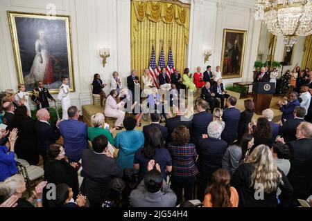 Präsident Joe Biden spricht während einer Zeremonie, bei der er am 7. Juli 2022 in Washington, DC, im East Room des Weißen Hauses die Presidential Medal of Freedom an siebzehn Empfänger vergeben wird. Zu den diesjährigen Preisträgern gehören Simone Biles, Schwester Simone Campbell, Julieta García, Gabrielle Giffords, Fred Grey Steve Jobs, Vater Alexander Karloutsos, Khizr Khan, Sandra Lindsay, John McCain, Diane Nash, Megan Rapinoe, Alan Simpson, Richard Trumka, Wilma Vaught, Denzel Washington, Raúl Yzaguirre(Foto von Oliver Contreras/SIPA USA) Stockfoto