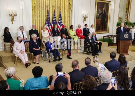 Präsident Joe Biden spricht während einer Zeremonie, bei der er am 7. Juli 2022 in Washington, DC, im East Room des Weißen Hauses die Presidential Medal of Freedom an siebzehn Empfänger vergeben wird. Zu den diesjährigen Preisträgern gehören Simone Biles, Schwester Simone Campbell, Julieta García, Gabrielle Giffords, Fred Grey Steve Jobs, Vater Alexander Karloutsos, Khizr Khan, Sandra Lindsay, John McCain, Diane Nash, Megan Rapinoe, Alan Simpson, Richard Trumka, Wilma Vaught, Denzel Washington, Raúl Yzaguirre(Foto von Oliver Contreras/SIPA USA) Stockfoto