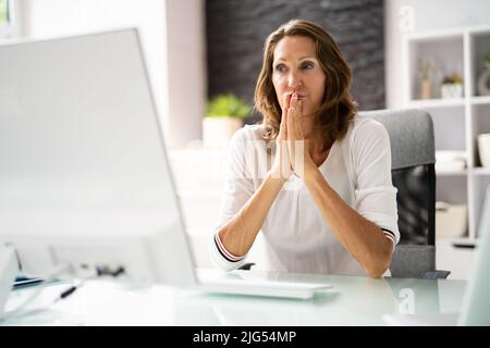 Porträt Einer Reifen Geschäftsfrau, Die Am Schreibtisch Im Büro Denkt Stockfoto