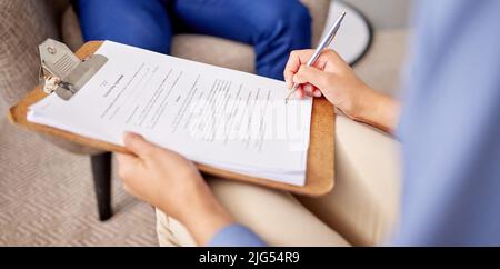 Die Schmerzen nach Hause leben in uns allen. Aufnahme von zwei unkenntlichen Leuten, die Schreibarbeiten machen. Stockfoto