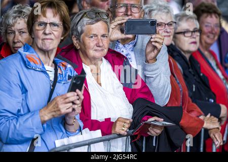 2022-07-07 17:31:51 MAASTRICHT - Andre Rieu Fans während eines Konzerts im Vrijthof. Es ist der Beginn einer ganzen Reihe von Konzerten auf dem Maastrichter Platz. ANP KIPPA MARCEL VAN HOORN niederlande aus - belgien aus Stockfoto