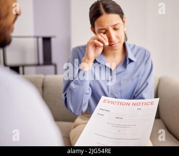 Zu Hause wird dein Herz. Aufnahme eines jungen Paares, das gestresst aussieht, während er eine Räumungsanzeige hält. Stockfoto