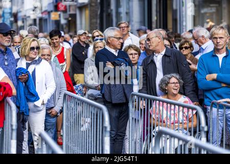 2022-07-07 17:55:12 MAASTRICHT - Andre Rieu Fans vor einem Konzert im Vrijthof. Es ist der Beginn einer ganzen Reihe von Konzerten auf dem Maastrichter Platz. ANP KIPPA MARCEL VAN HOORN niederlande aus - belgien aus Stockfoto