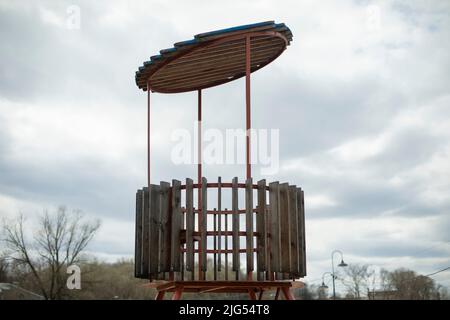 Aussichtsturm am Strand. Platz für Rettungsschwimmer auf dem Wasser.