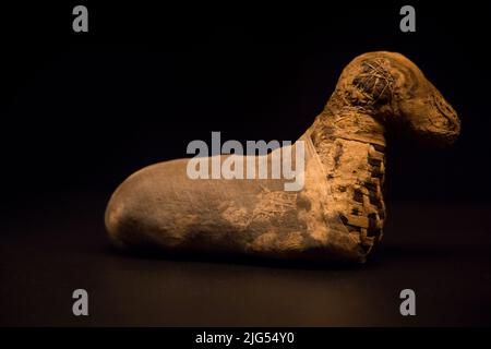 Leiden, Niederlande - 04. JAN 2020: Alte Mumie eines Lammes aus dem alten ägypten bei der Ausstellung Gods of Egypt. Stockfoto
