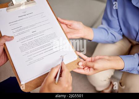 Möge sich jeder Raum mit Freude füllen. Aufnahme von zwei unkenntlichen Leuten, die Schreibarbeiten machen. Stockfoto
