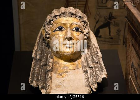 Leiden, Niederlande - 04. JAN 2020: goldene Mumienmaske aus dem alten Ägypten. Totenmaske. Stockfoto