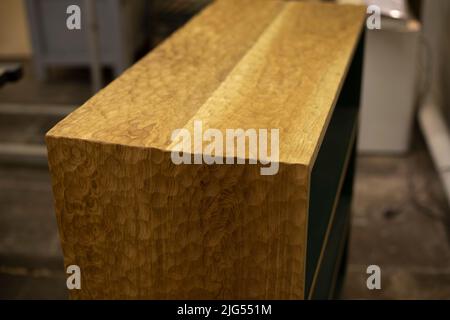 Schrankbau. Die Werkstatt für die Bildung der Möbel aus dem Holz. Details des exklusiven Holzschranks. Stockfoto