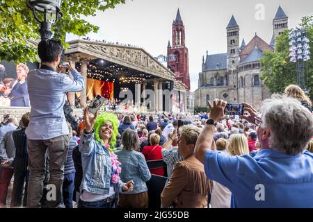 2022-07-07 21:03:55 MAASTRICHT - Andre Rieu Fans während eines Konzerts im Vrijthof. Es ist der Beginn einer ganzen Reihe von Konzerten auf dem Maastrichter Platz. ANP KIPPA MARCEL VAN HOORN niederlande aus - belgien aus Stockfoto