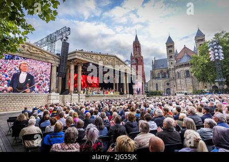 2022-07-07 21:09:07 MAASTRICHT - Violinist Andre Rieu während eines Konzerts im Vrijthof. Es ist der Beginn einer ganzen Reihe von Konzerten auf dem Maastrichter Platz. ANP KIPPA MARCEL VAN HOORN niederlande aus - belgien aus Stockfoto