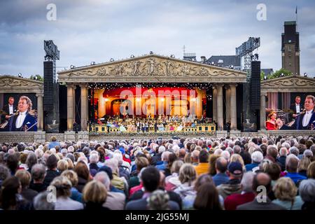 2022-07-07 21:18:33 MAASTRICHT - Violinist Andre Rieu während eines Konzerts im Vrijthof. Es ist der Beginn einer ganzen Reihe von Konzerten auf dem Maastrichter Platz. ANP KIPPA MARCEL VAN HOORN niederlande aus - belgien aus Stockfoto