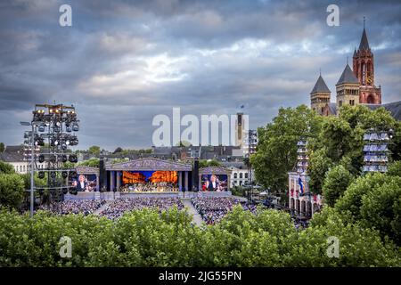 2022-07-07 21:24:18 MAASTRICHT - Violinist Andre Rieu während eines Konzerts im Vrijthof. Es ist der Beginn einer ganzen Reihe von Konzerten auf dem Maastrichter Platz. ANP KIPPA MARCEL VAN HOORN niederlande aus - belgien aus Stockfoto