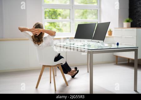 Öffnen Sie Das Fenster In Office. Frische Luft Atmen Und Entspannen Stockfoto