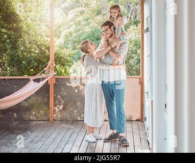 Das sind die Tage, für die wir leben. Aufnahme einer jungen Familie, die zu Hause Zeit zusammen verbringt. Stockfoto