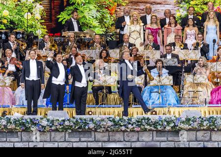 2022-07-07 21:17:13 MAASTRICHT - Violinist Andre Rieu während eines Konzerts im Vrijthof. Es ist der Beginn einer ganzen Reihe von Konzerten auf dem Maastrichter Platz. ANP KIPPA MARCEL VAN HOORN niederlande aus - belgien aus Stockfoto