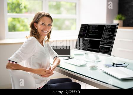Programmierklassen. Web Developer Coder In Office Stockfoto