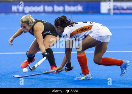 AMSTERDAM - Alex Lukin (NZL) und Chanu Pukhrambam Sushila (IND) während des Indien-Neuseeland-Spiels bei den World Hockey Championships im Wagener Stadium, am 7. Juli 2022 in Amsterdam, Niederlande. ANP WILLEM VERNES Stockfoto