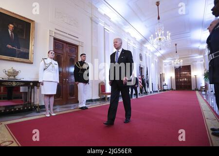 Washington, Usa. 07.. Juli 2022. Präsident Joe Biden kommt zu einer Zeremonie, bei der er am Donnerstag, den 7. Juli 2022, im Ostsaal des Weißen Hauses in Washington, DC, siebzehn Empfängern die Präsidentenmedaille der Freiheit verleihen wird. Foto von Oliver Contreras/UPI Credit: UPI/Alamy Live News Stockfoto