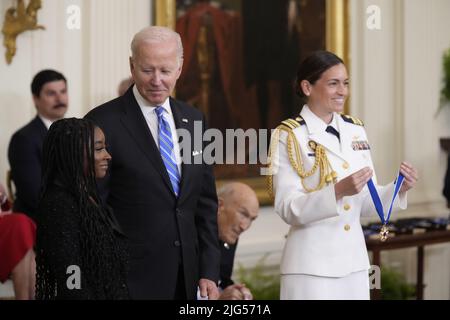 Washington, DC, 7. Juli 2022. Die Turnerin Simone Biles nimmt die Freiheitsmedaille des US-Präsidenten Joe Biden am Donnerstag, dem 7. Juli 2022, im Ostsaal des Weißen Hauses in Washington, DC entgegen. Quelle: Chris Kleponis/CNP /MediaPunch Stockfoto