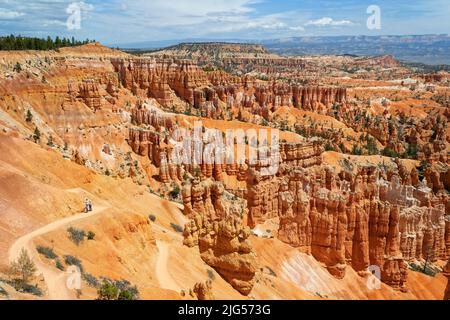 Utah Red Rock Nationalpark brice Canyon. Felsformationen, Hoodoos, Wüste und Waldlandschaft. Stockfoto