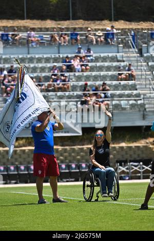 San Diego, Kalifornien, USA. 03.. Juli 2022. Sarah Bettencourt, Veteranin des US-Marine Corps und Paralympikerin, vor einem NWSL-Fußballspiel zwischen dem Washington Spirit und dem San Diego Wave FC im Torero Stadium in San Diego, Kalifornien. Justin Fine/CSM/Alamy Live News Stockfoto