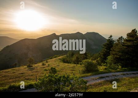 Blick auf den Hang des monte Nerone in der Region Marken in Italien Stockfoto