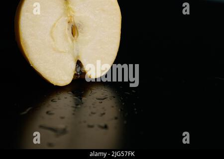 Die Hälfte des Apfels auf schwarzem Hintergrund Stockfoto