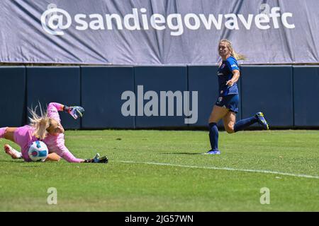 San Diego, Kalifornien, USA. 03.. Juli 2022. Die Mittelfeldspielerin Belle Briede (23) des San Diego Wave FC erzielt bei einem NWSL-Fußballspiel zwischen dem Washington Spirit und dem San Diego Wave FC im Torero Stadium in San Diego, Kalifornien, ein Tor. Justin Fine/CSM/Alamy Live News Stockfoto