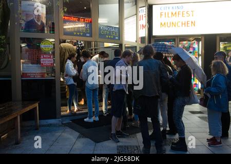 München, 7. Juli 2022, Regisseur Klaus Lemke vor der Premiere eines Films CHAMPAGNER FÜR DIE AUGEN - GIF FÜR DEN REST im City Kino während des 39. Filmfest München Stockfoto