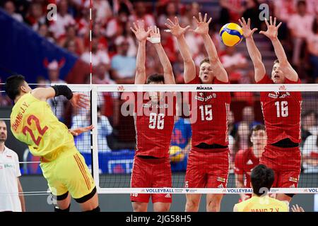 Danzig, Polen. 07.. Juli 2022. Jan Firlej (3-R), Jakub Kochanowski (2-R) und Kamil Semeniuk (R) aus Polen und Zhang Jingyin (L) aus China während des Manns der FIVB Volleyball Nations League 2022 zwischen Polen und China in Danzig, Polen, am 07. Juli 2022. Quelle: PAP/Alamy Live News Stockfoto